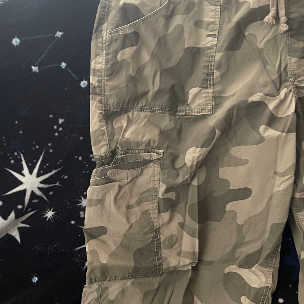 Hollister Women’s baggy camo pants - Picture 3 of 6